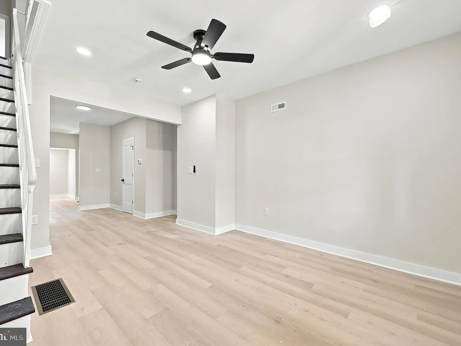 3 bed, 1.5 bath, 1100 sqft, $2,100 — Photo 2