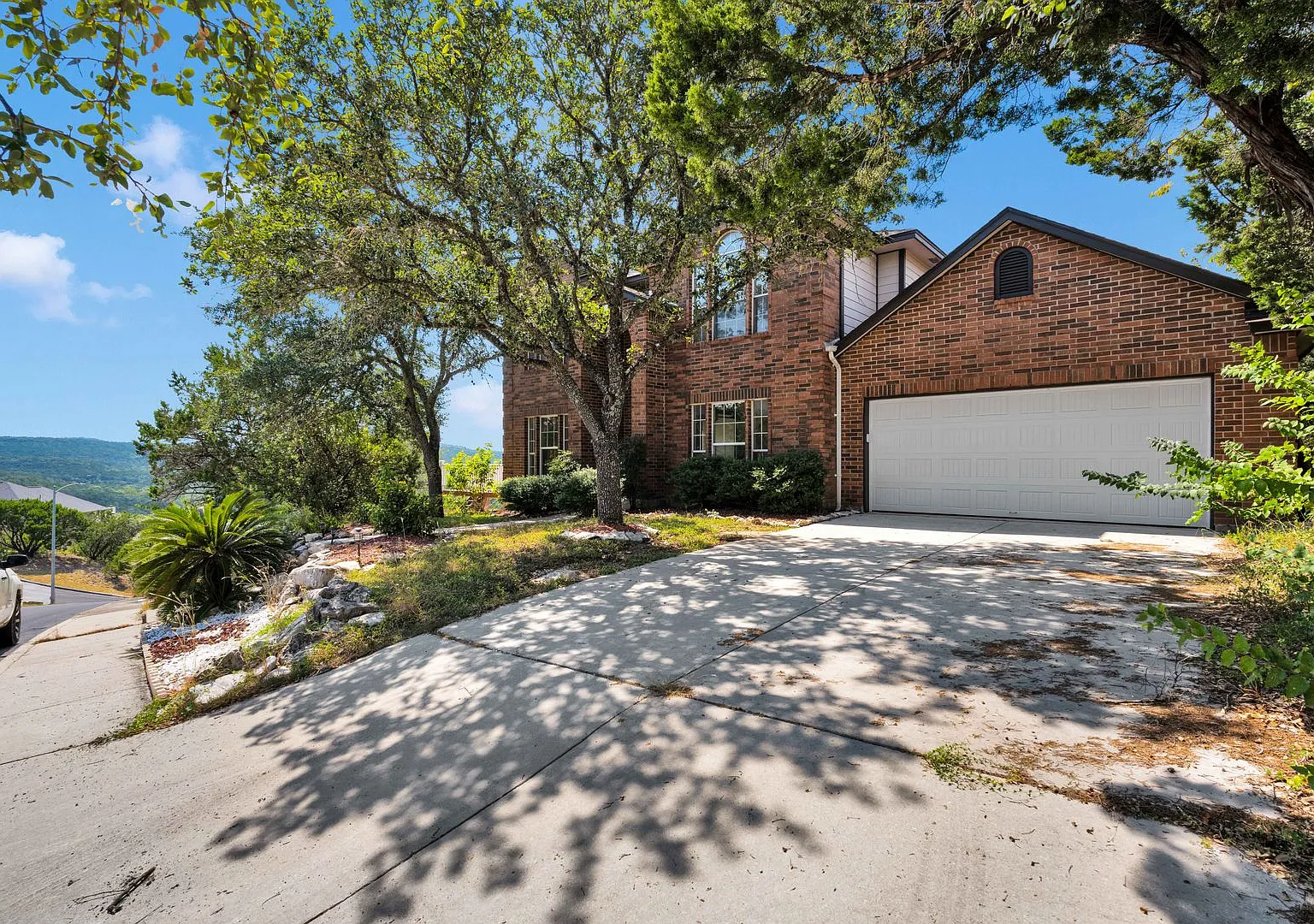 Charming 3 Bed 2.5 Bath Home in Helotes, TX with Community Amenities — Photo 2