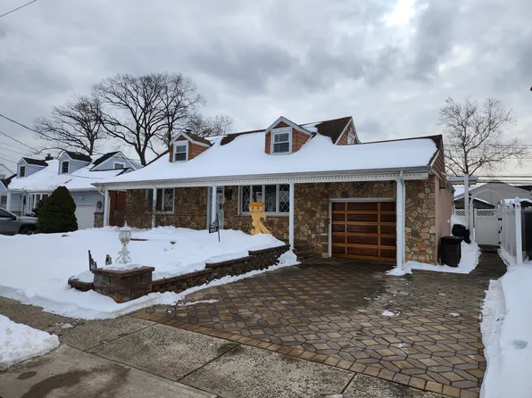 993 Ferngate Dr, Franklin Square, NY 11010