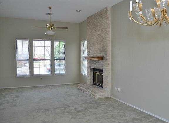 4th image of 619 Hawthorn Ln