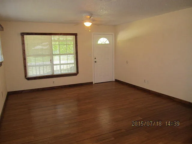 605 Jackson St — Photo 2