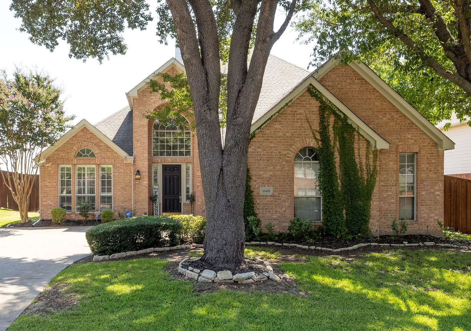 Beautiful and Spacious Frisco Home in a quiet neighborhood — Photo 1