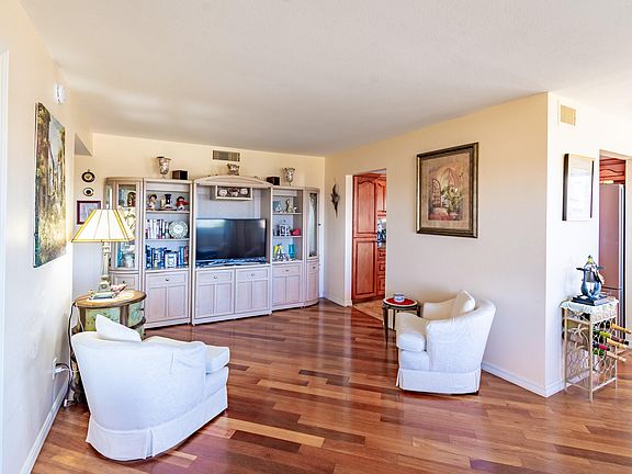 4th image of 921 Seagrape Dr Unit 409A
