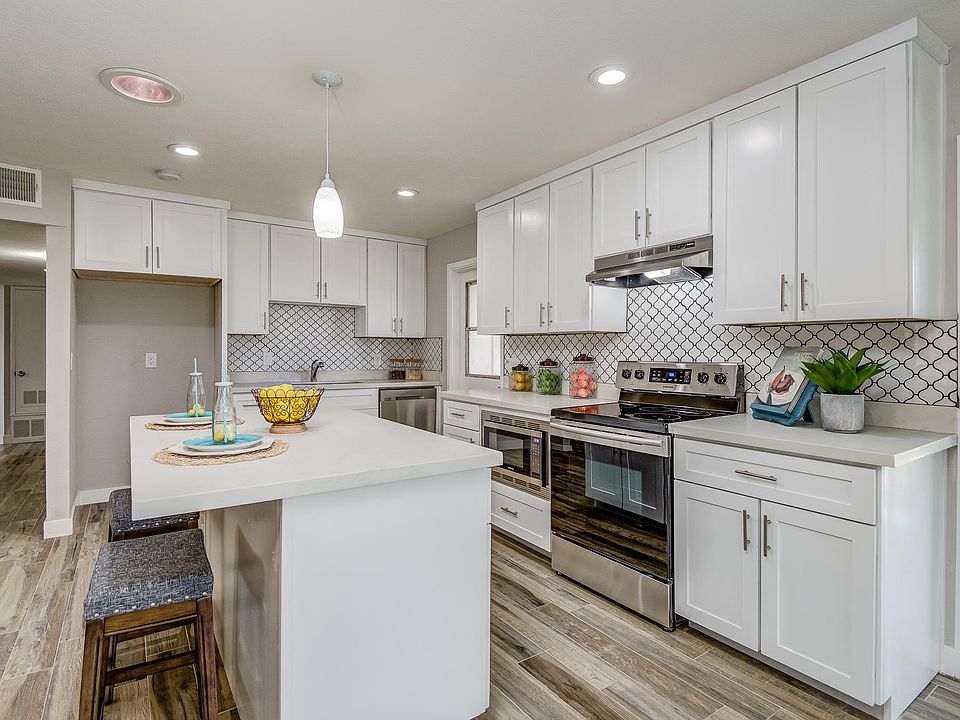 1st image of 1113 E Las Palmaritas Dr