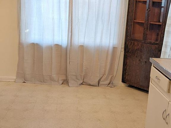3rd image of 28211 Hillview St