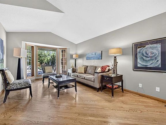 5th image of 5 N Sunset Cres