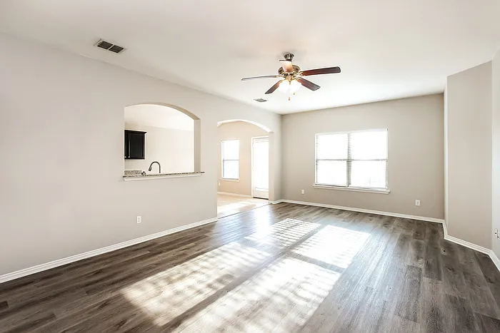 932 Haley Dr — Photo 4