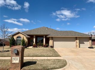 910 Hickory Stick Dr, Chickasha, OK 73018