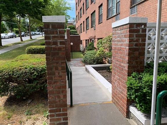 3rd image of 47 Davis Ave APT 2l