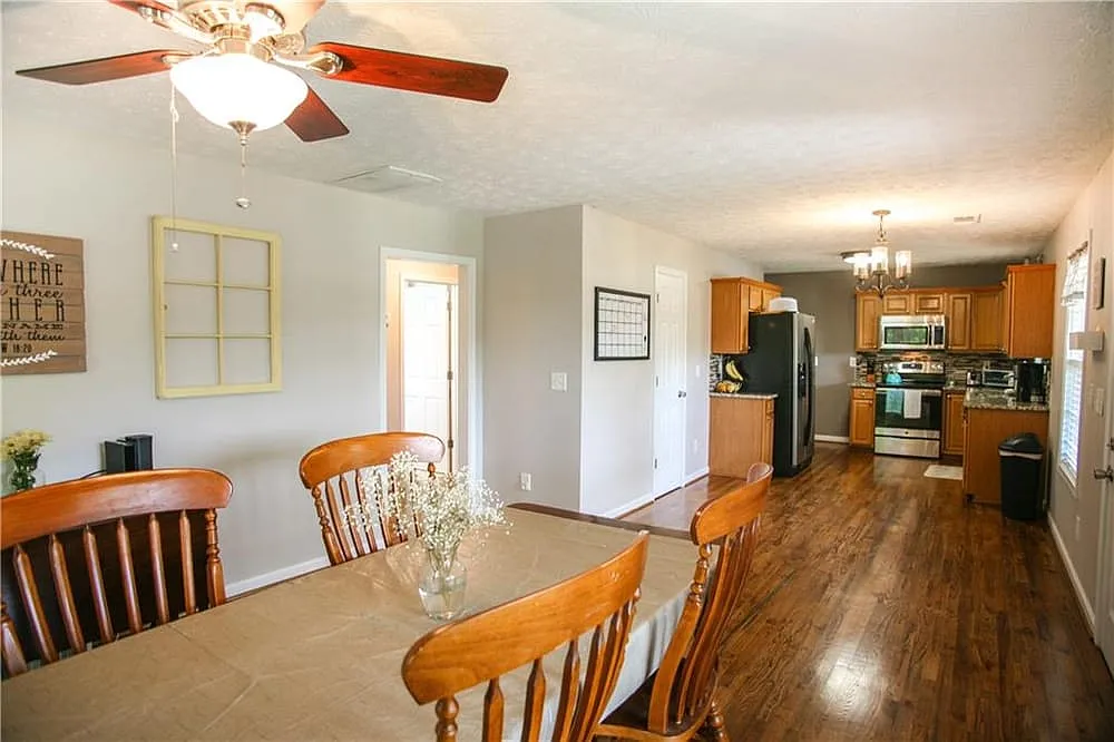 3 bed, 3744 sqft, $2,350 — Photo 3