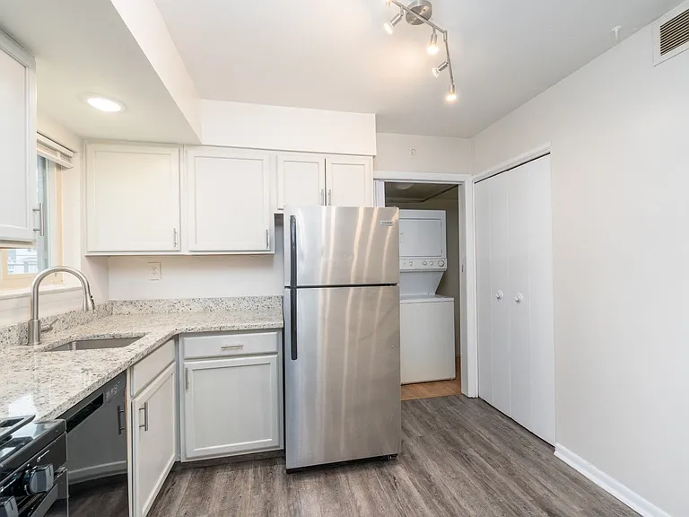 Brooke Court Apartments — Photo 8