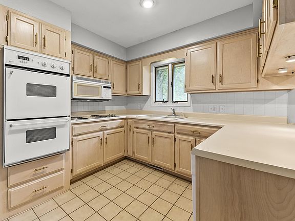 5th image of 1618 Oak Hills St