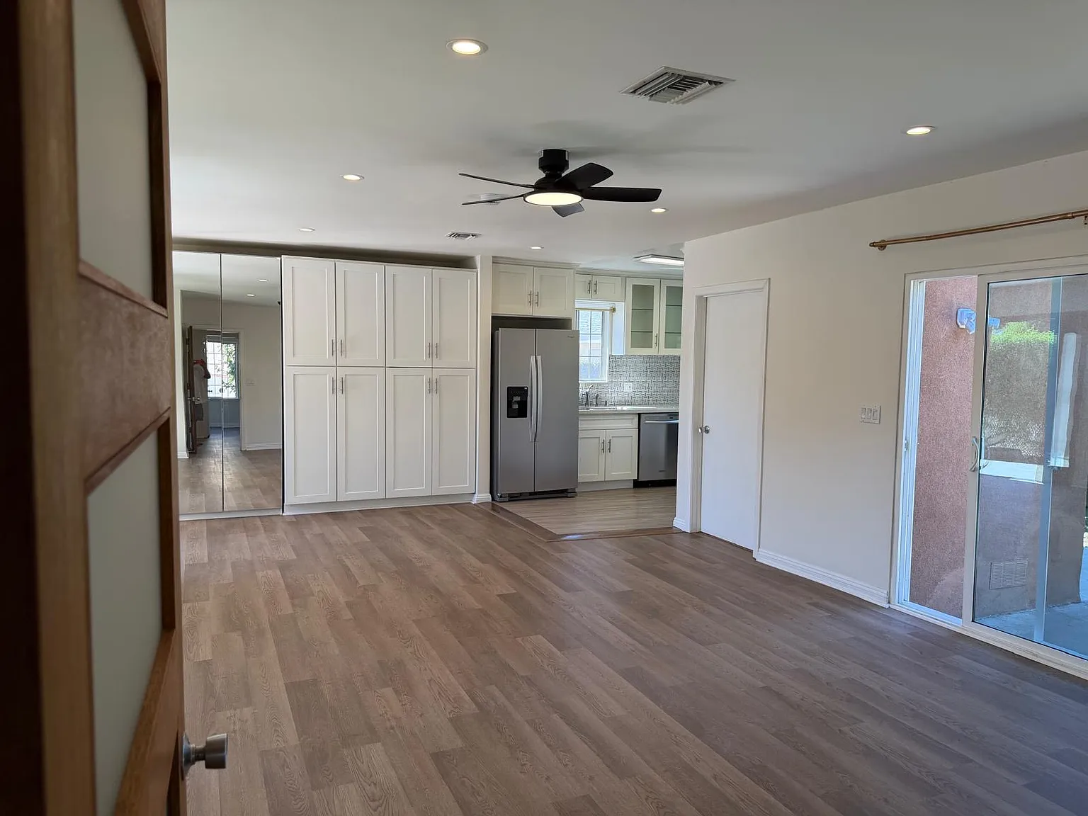 3 bed, 1117 sqft, $3,975 — Photo 2