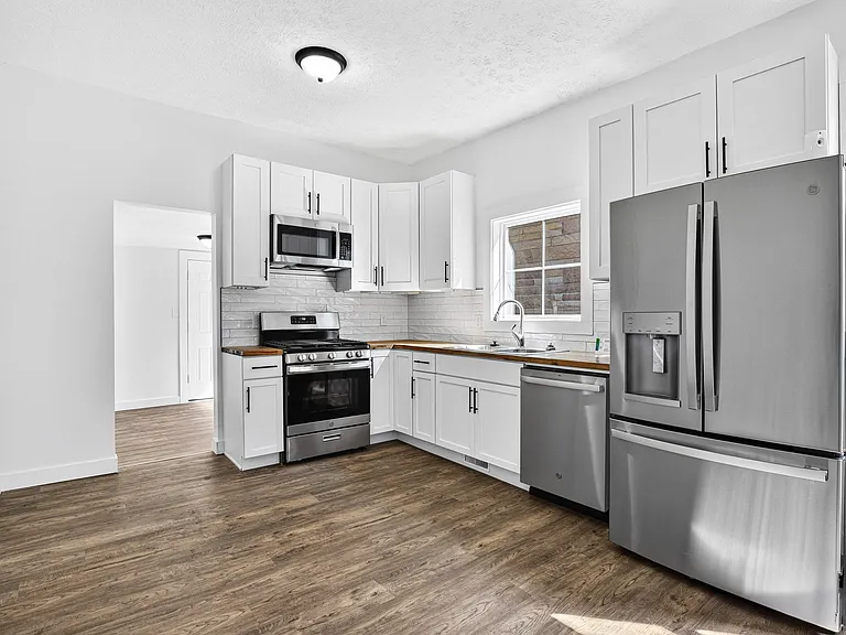 1518 Lawton Ave — Photo 3