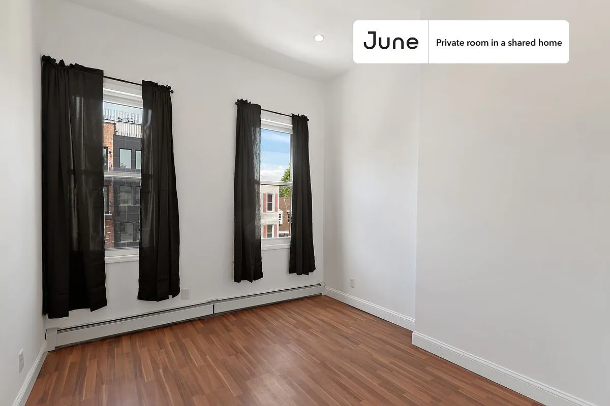 Queen bedroom in 4 bed/1 bath home in Bushwick #504 D — Photo 2