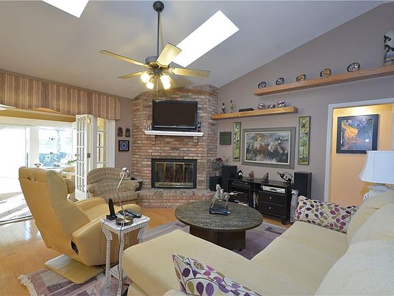 5th image of 414 Budleigh Salterton Close