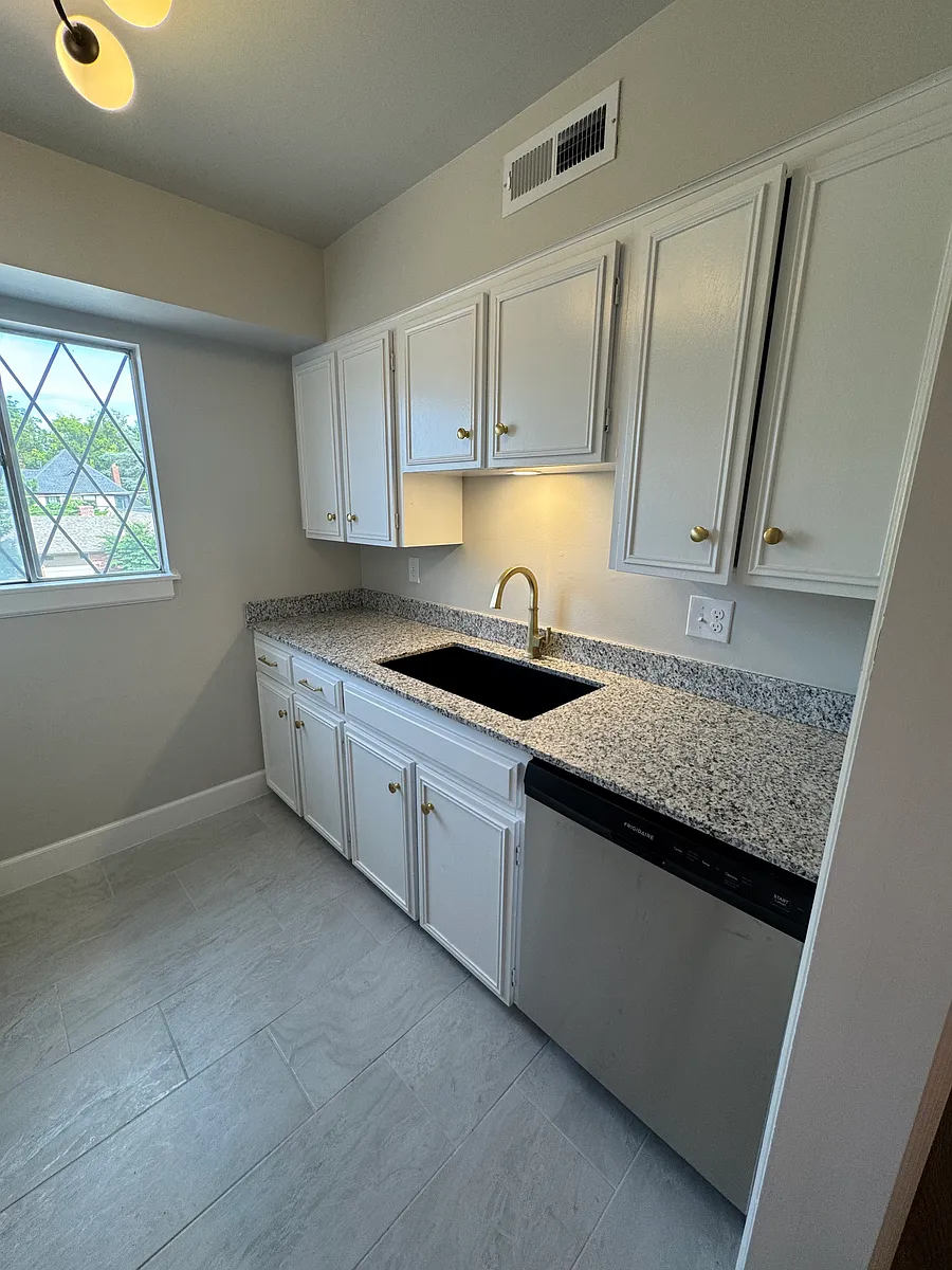 Building Photo - 6 E 22nd St #222