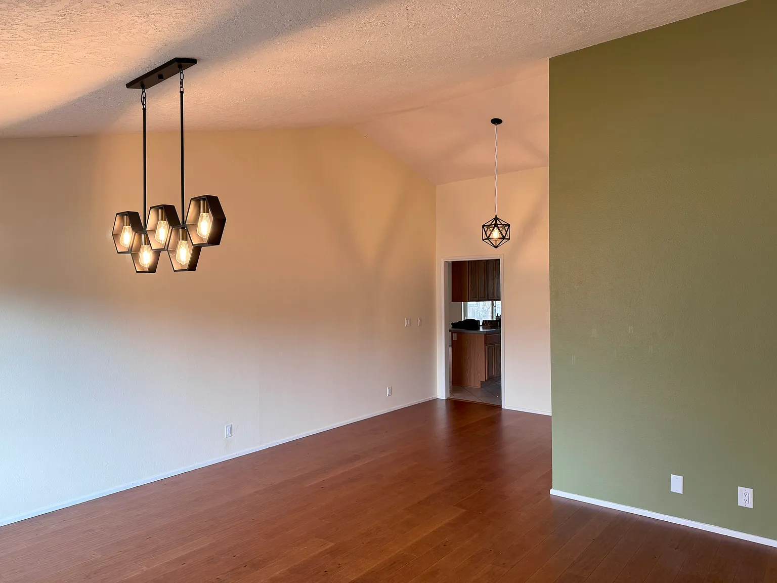 4 bed, 1946 sqft, $3,100 — Photo 2