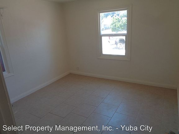3rd image of 561 E 15th St