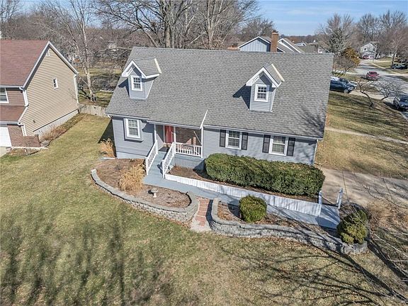 5th image of 620 NE Birchwood Dr