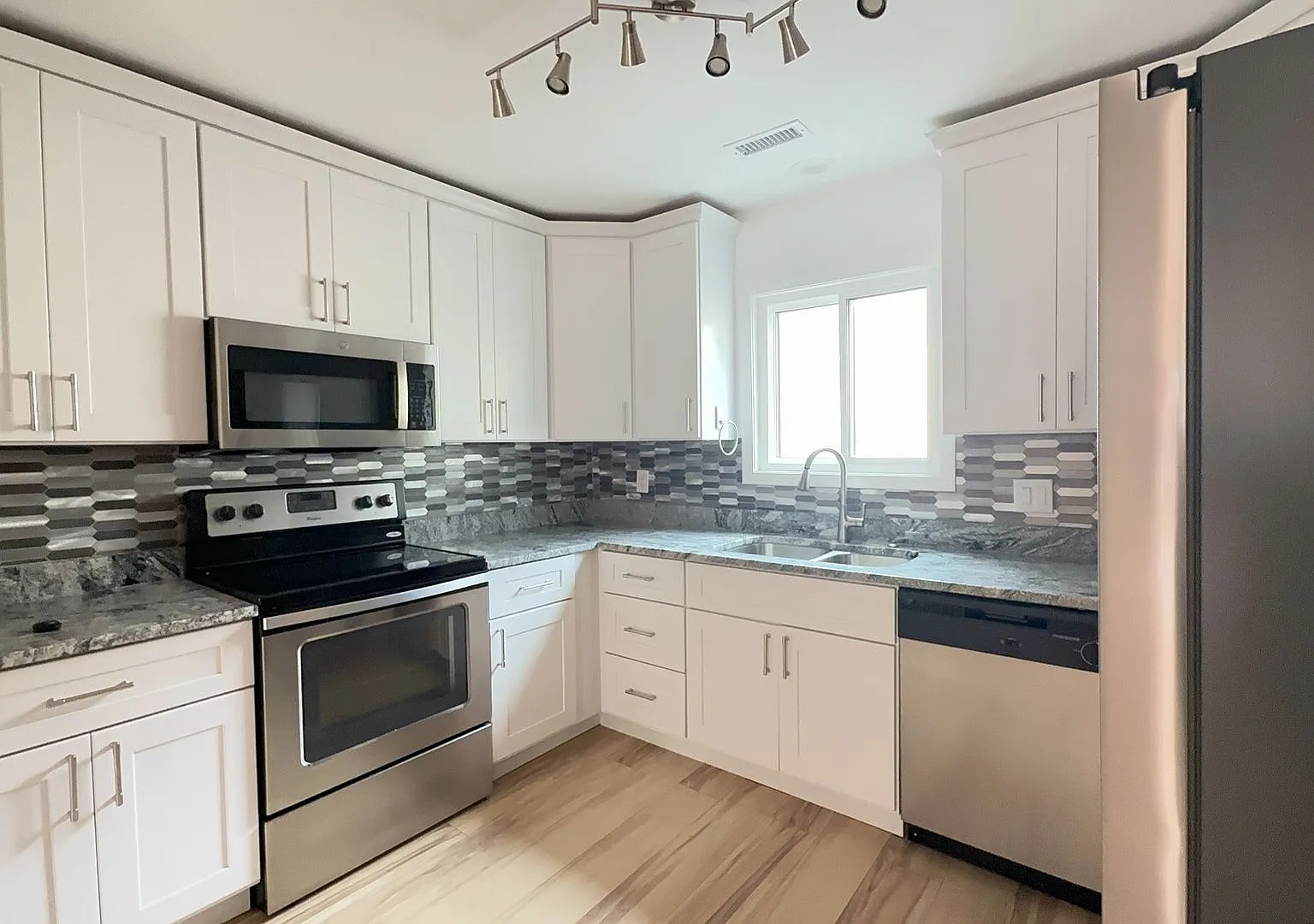 Spacious 2-Bedroom Condo! — Photo 3