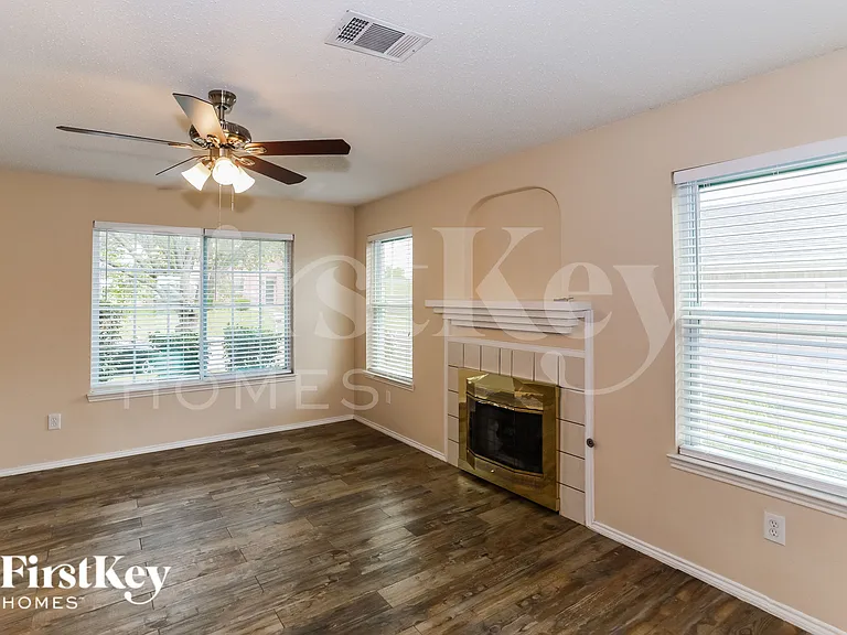 4368 Onyx Dr — Photo 2