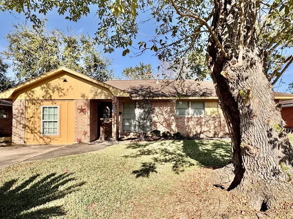 111 Mimosa St, Lake Jackson, TX 77566