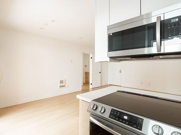 4th image of 950 Larrabee St APT 106