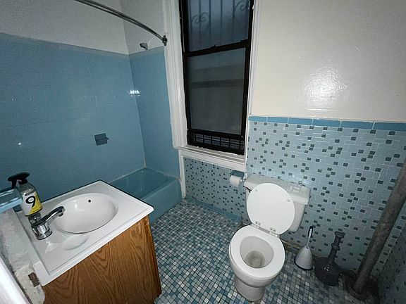 5th image of 2926 Newtown Ave APT 1
