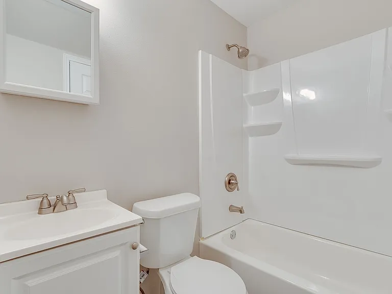 Oak Street Flats: Ranch Style Fully Remodeled Come Check Us Out — Photo 36