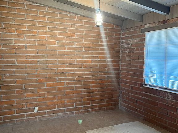 2nd image of 2533 E Elm St