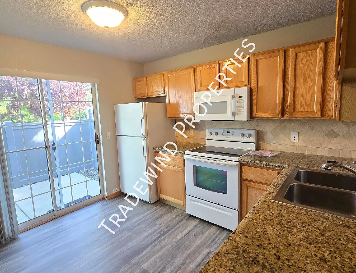 Excellent 2 Bed 2 Bath End Unit Townhome — Photo 2