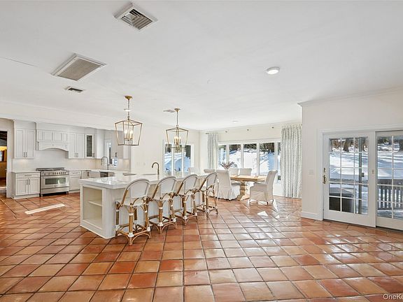 3rd image of 85 Cove Road