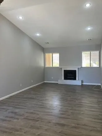 3 bed, 1707 sqft, $2,450 — Photo 2
