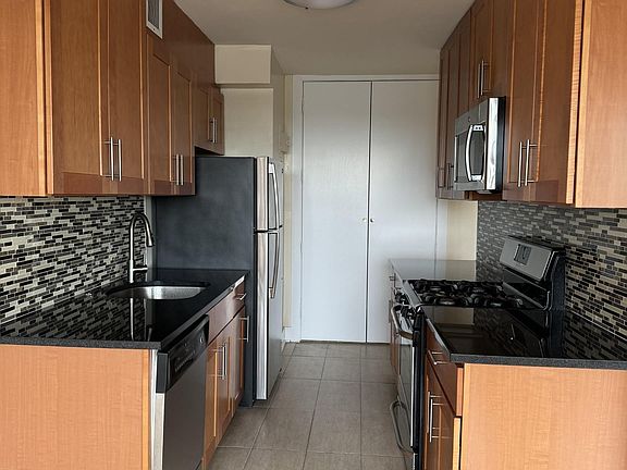 2nd image of 3-77-31 Parsons Blvd #3