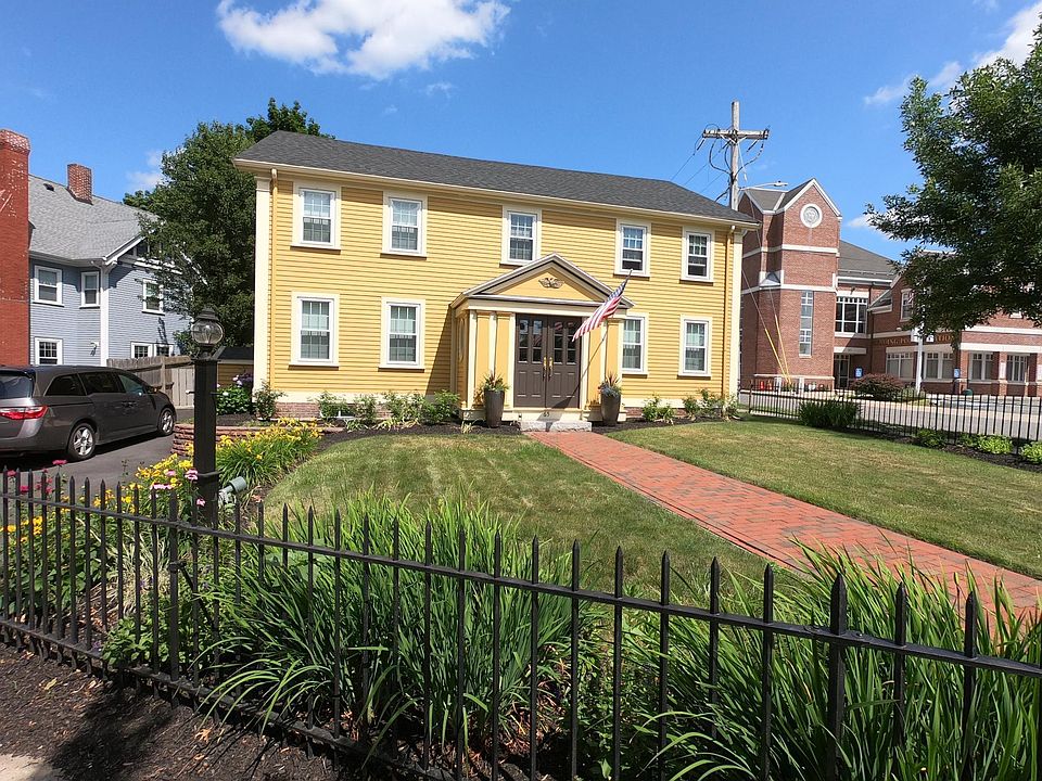View from the front yard. Unit 2 is the upstairs left unit.