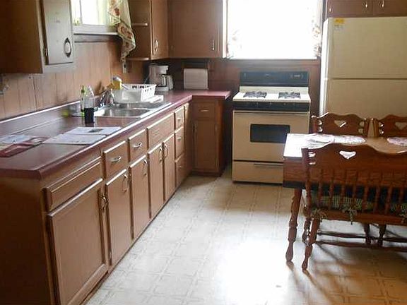 2nd image of 933 Eastridge Ave