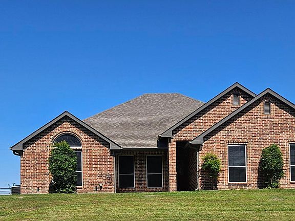 View of front of property featuring the spacious outdoor shop!