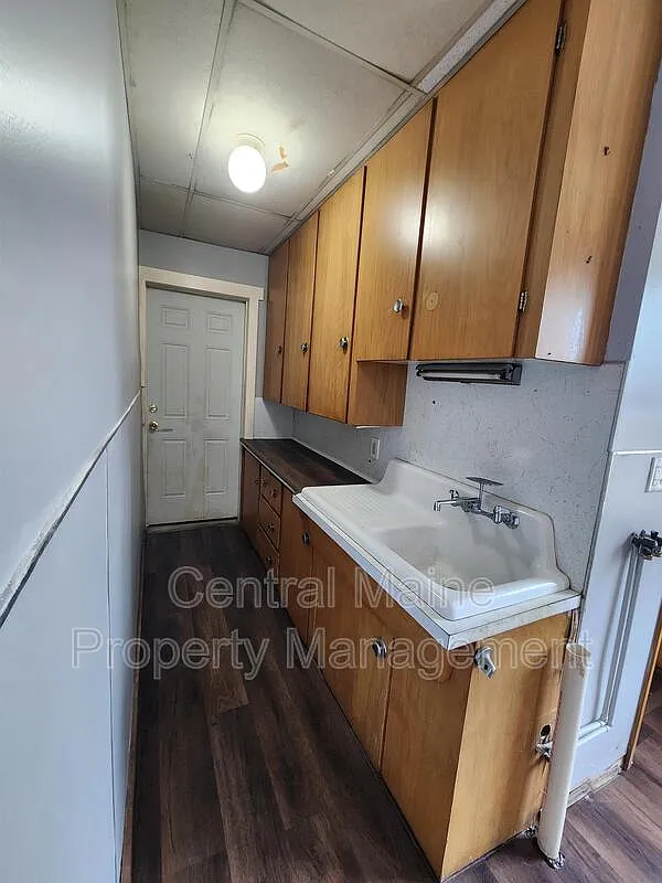 3 bed, 1.0 bath, $1,500 — Photo 3