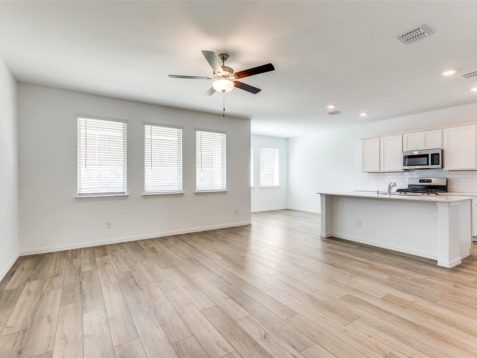 4 bed, 1838 sqft, $2,445 — Photo 3
