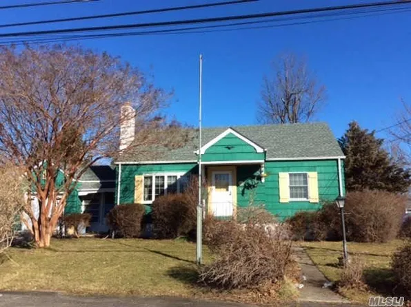 33 Tappan Ave, Islip, NY 11751