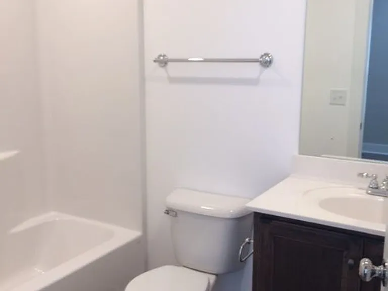 1138 Kenton St E — Photo 3
