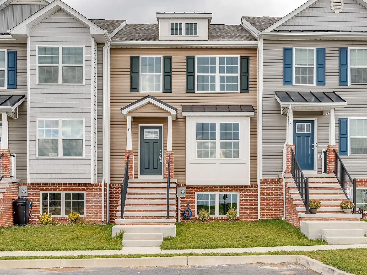 4 bed, 3.5 bath, 2075 sqft, $2,150 — Photo 1