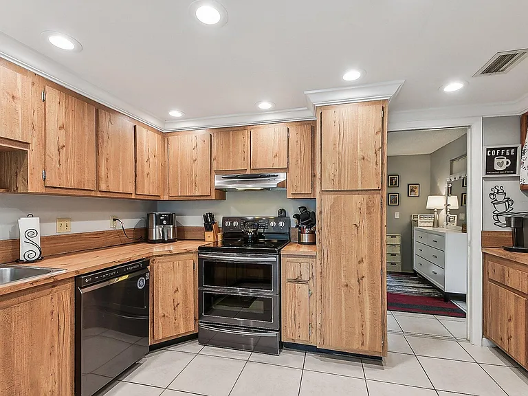 11063 Oakdale Rd — Photo 5