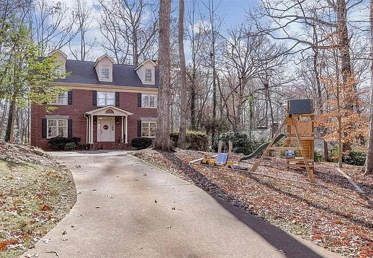 555 Greenland Rd — Photo 45