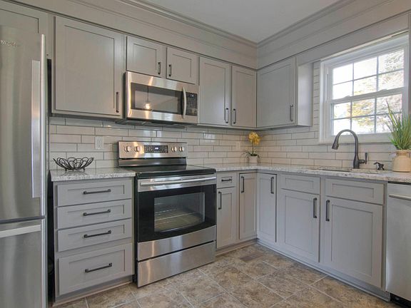 4th image of 8901 Chimney Point Dr