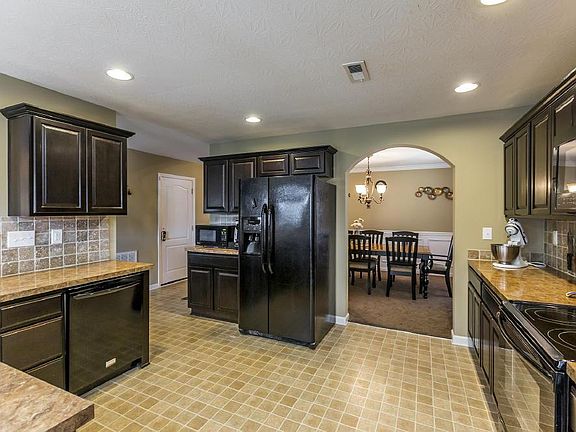 2nd image of 4744 Larkhill Ln