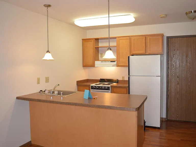 404 E Wilson St — Photo 6