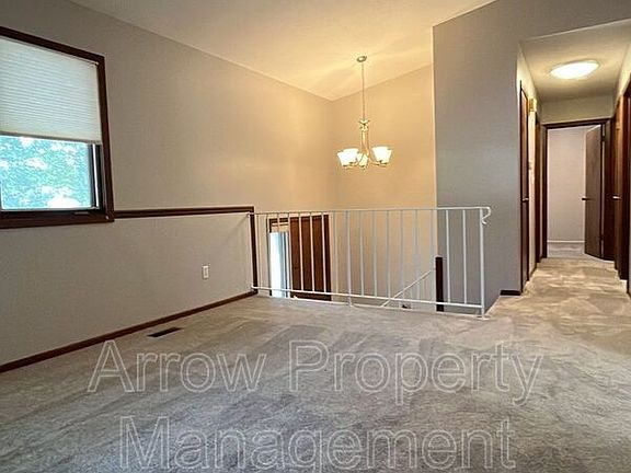 2nd image of 1925 Manor Ct