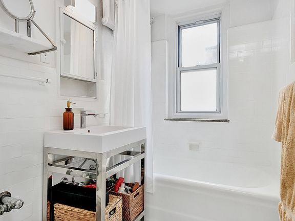 3rd image of 365 W 20th St APT 5A
